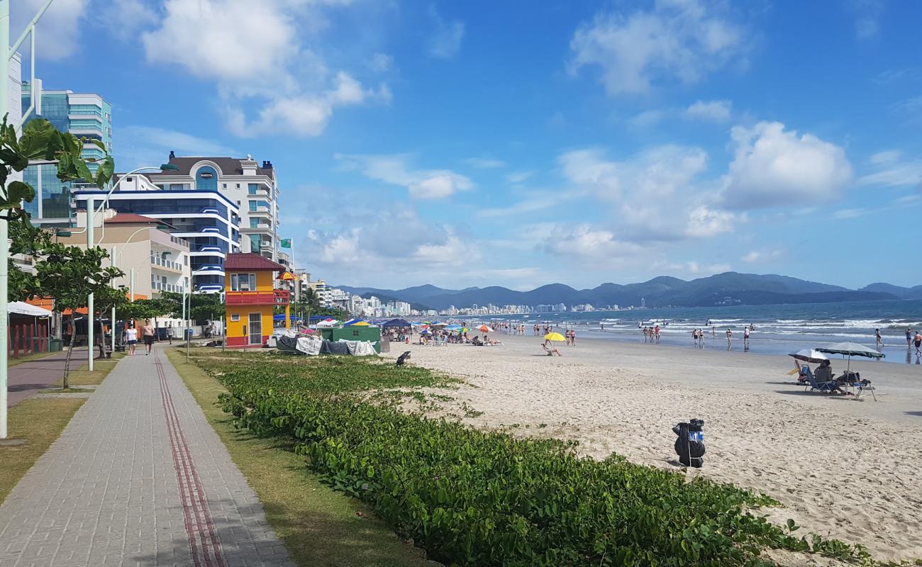 Фото Praia de Itapema с светлый песок поверхностью