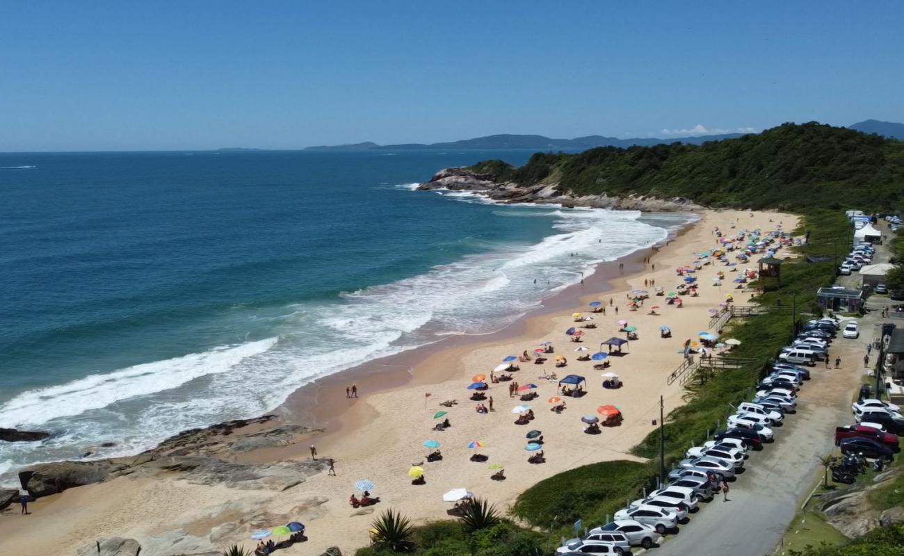 Фото Praia do Pinho с светлый песок поверхностью