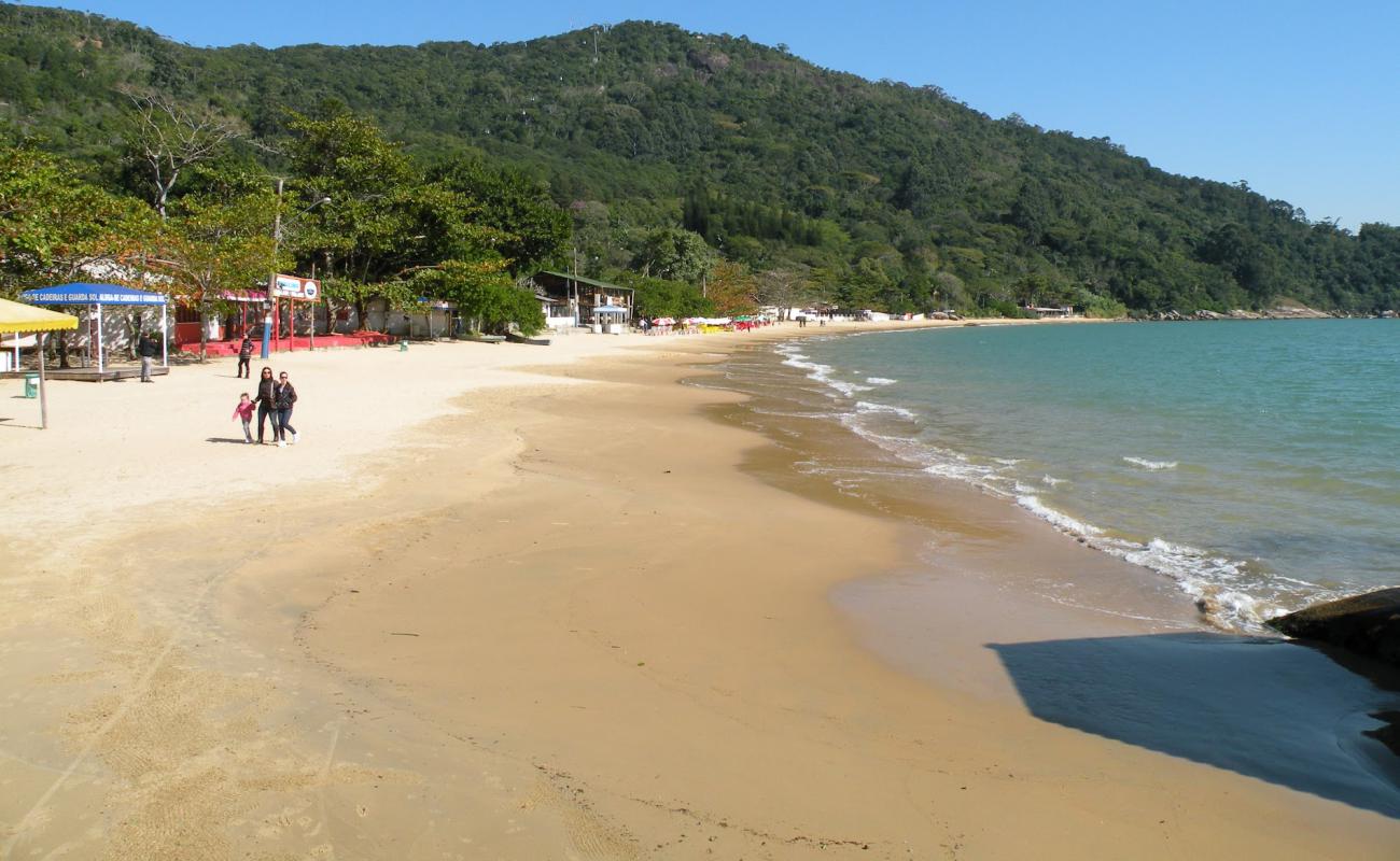 Фото Praia das Laranjeiras с светлый песок поверхностью