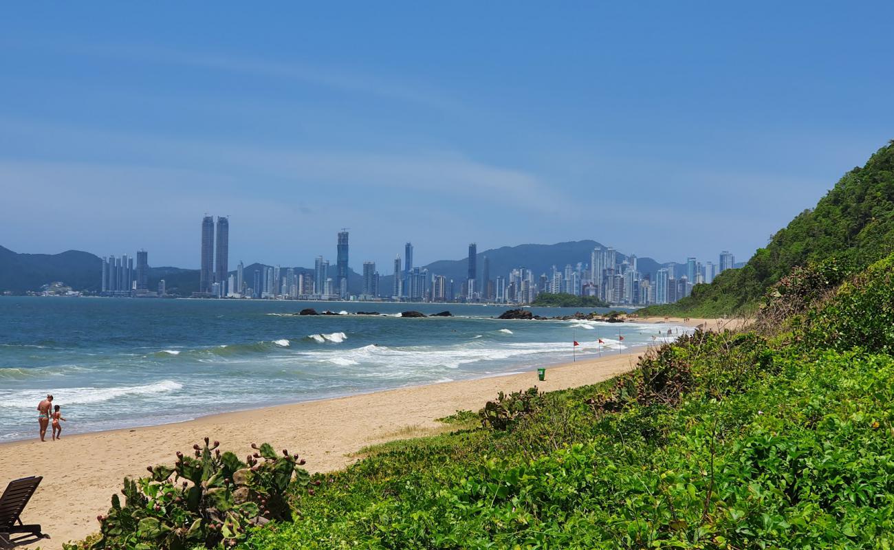 Фото Hole Beach с светлый песок поверхностью