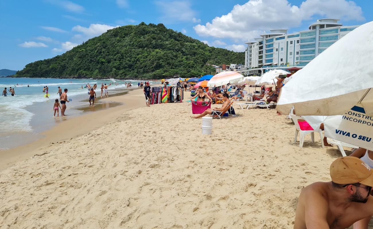 Фото Praia dos Amores с светлый песок поверхностью