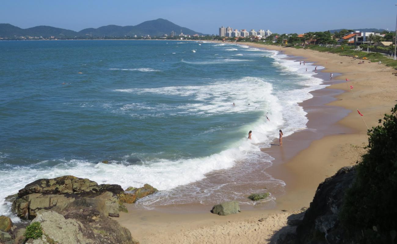 Фото Praia do Quilombo с светлый песок поверхностью