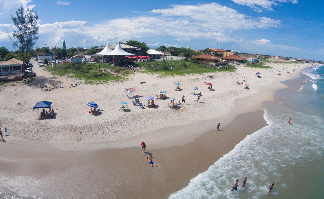 Фото Bispo Beach с светлый песок поверхностью