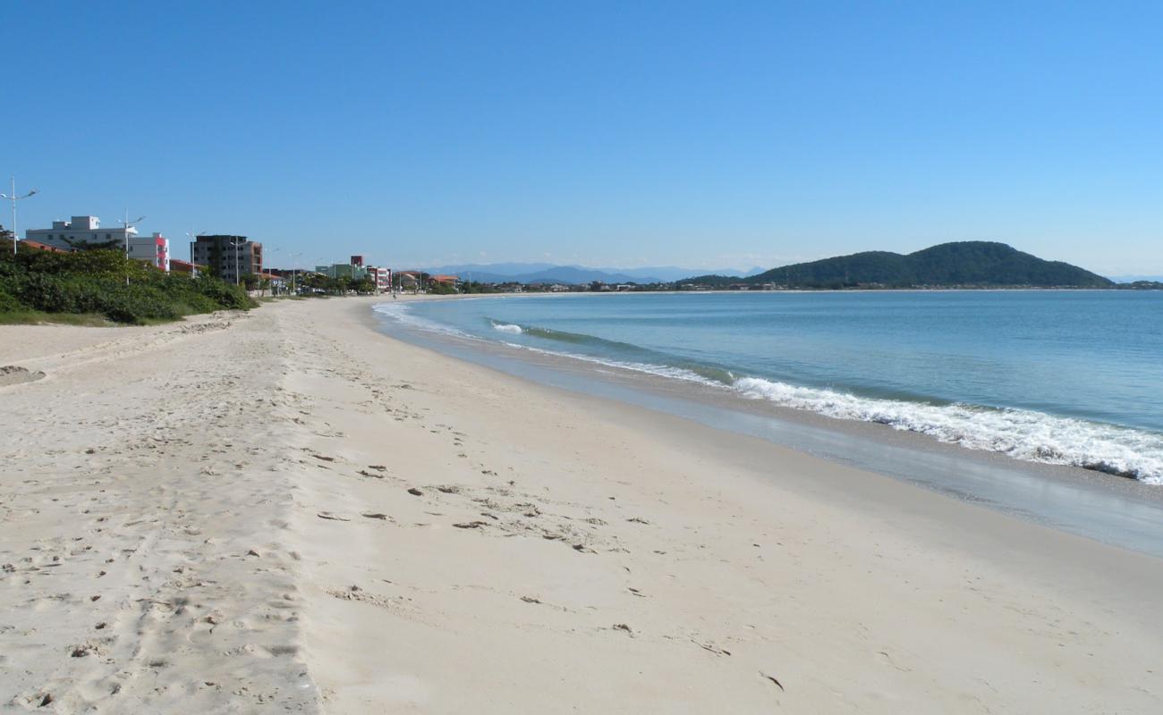 Фото Praia Da Enseada с золотистый песок поверхностью