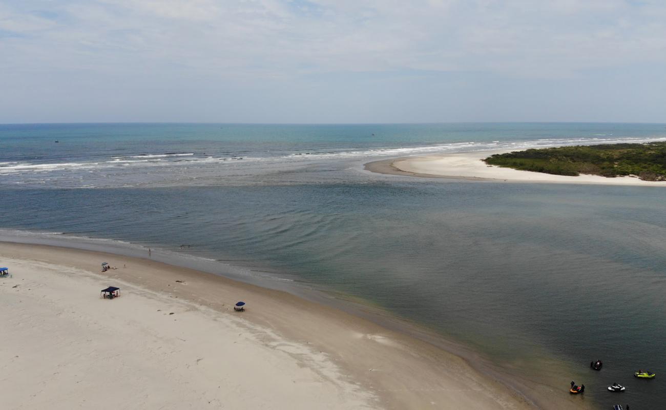 Фото Barra do Una Beach с золотистый песок поверхностью