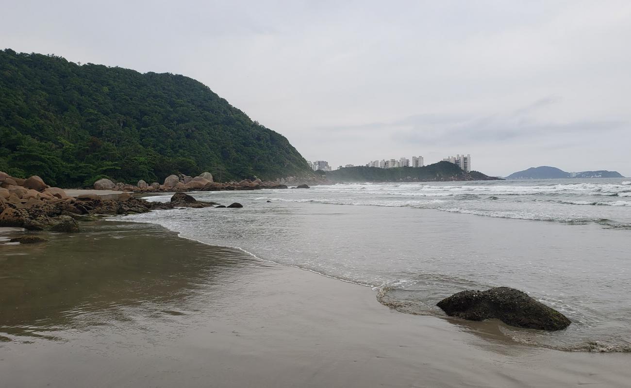 Фото Praia do Bueno с светлый песок поверхностью