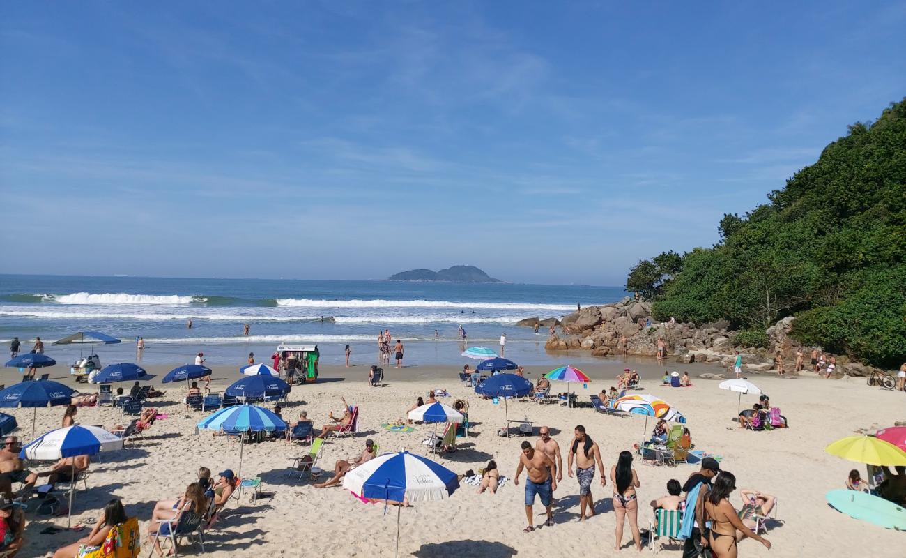 Фото Praia do Tombo с светлый песок поверхностью