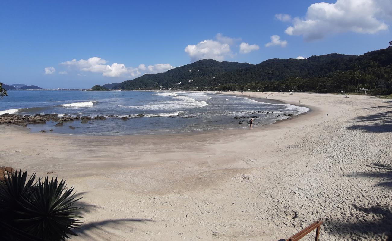 Фото Praia de Sao Pedro с светлый песок поверхностью