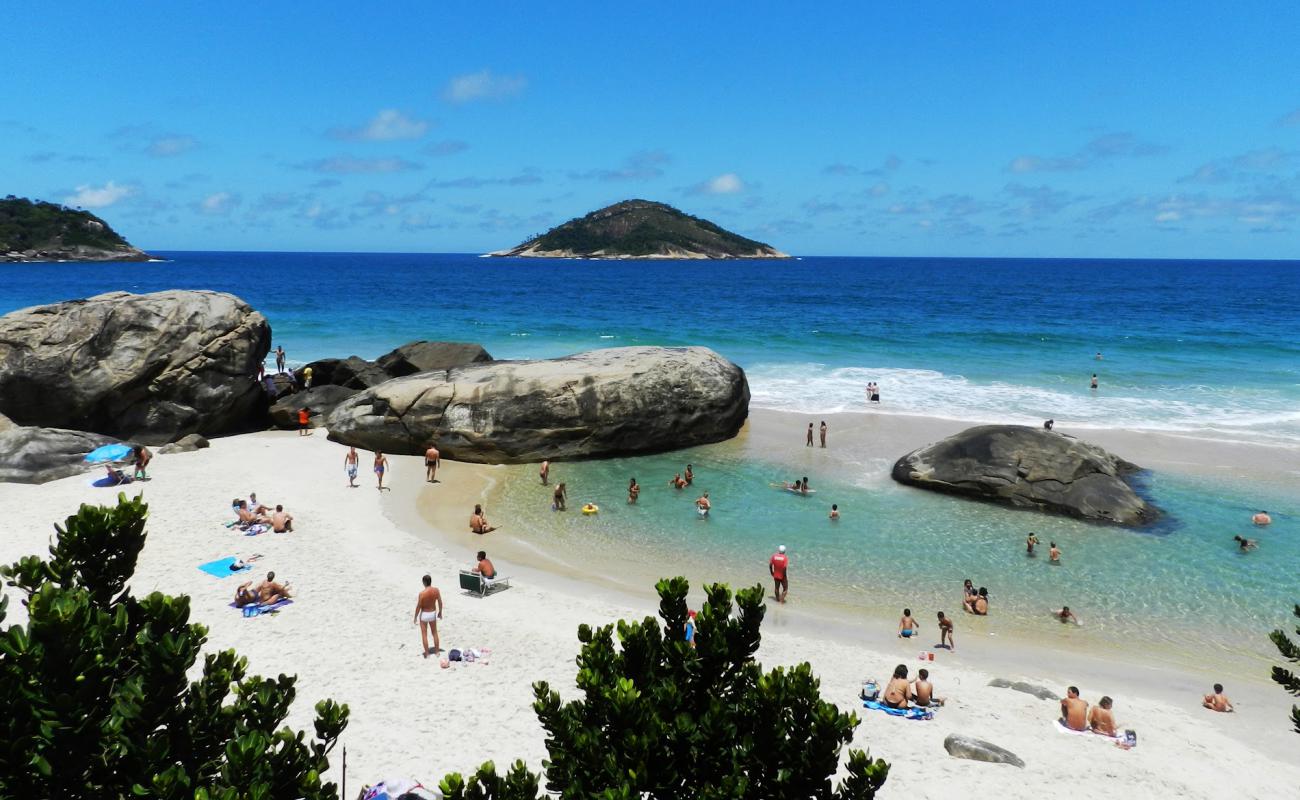 Фото Praia do Abrico с золотистый песок поверхностью