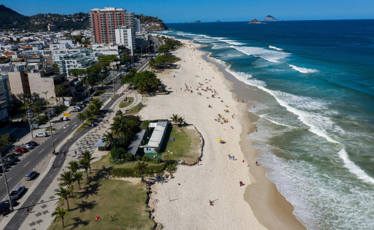 Фото Praia da Barra da Tijuca с золотистый песок поверхностью