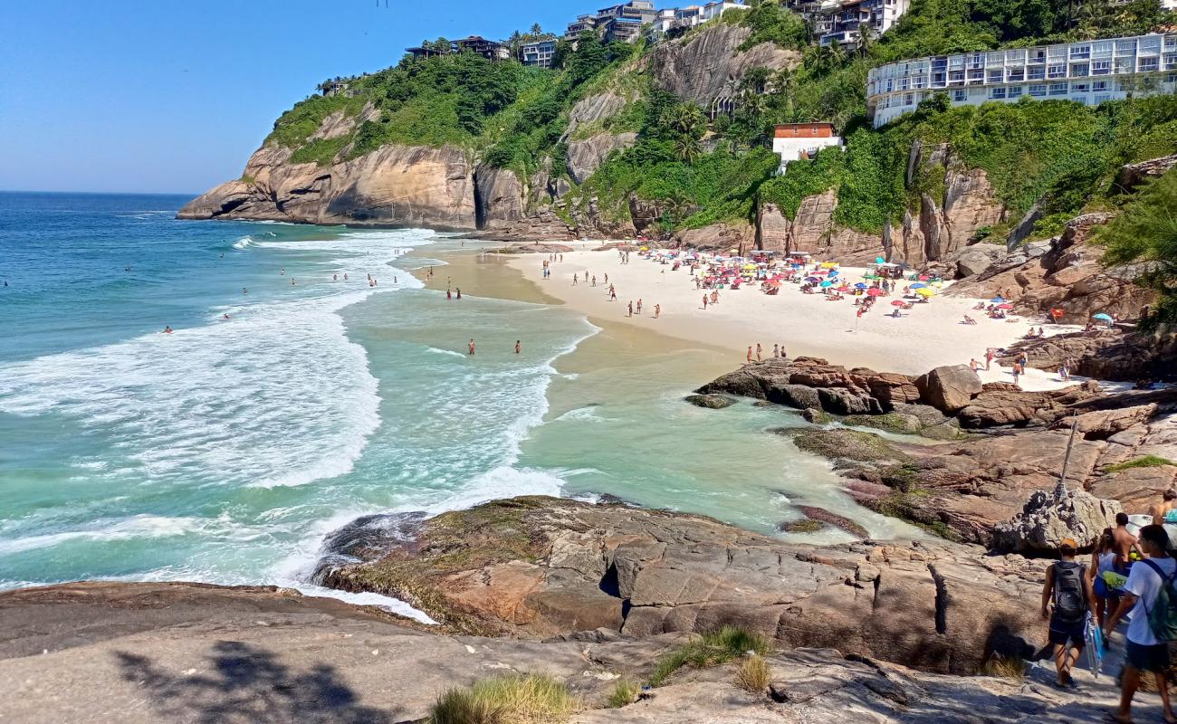 Фото Praia da Joatinga с золотистый песок поверхностью