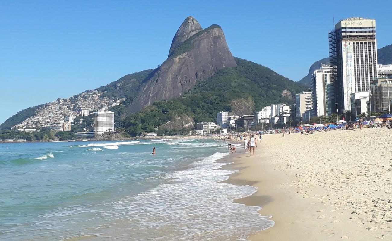 Фото Praia do Leblon с золотистый песок поверхностью