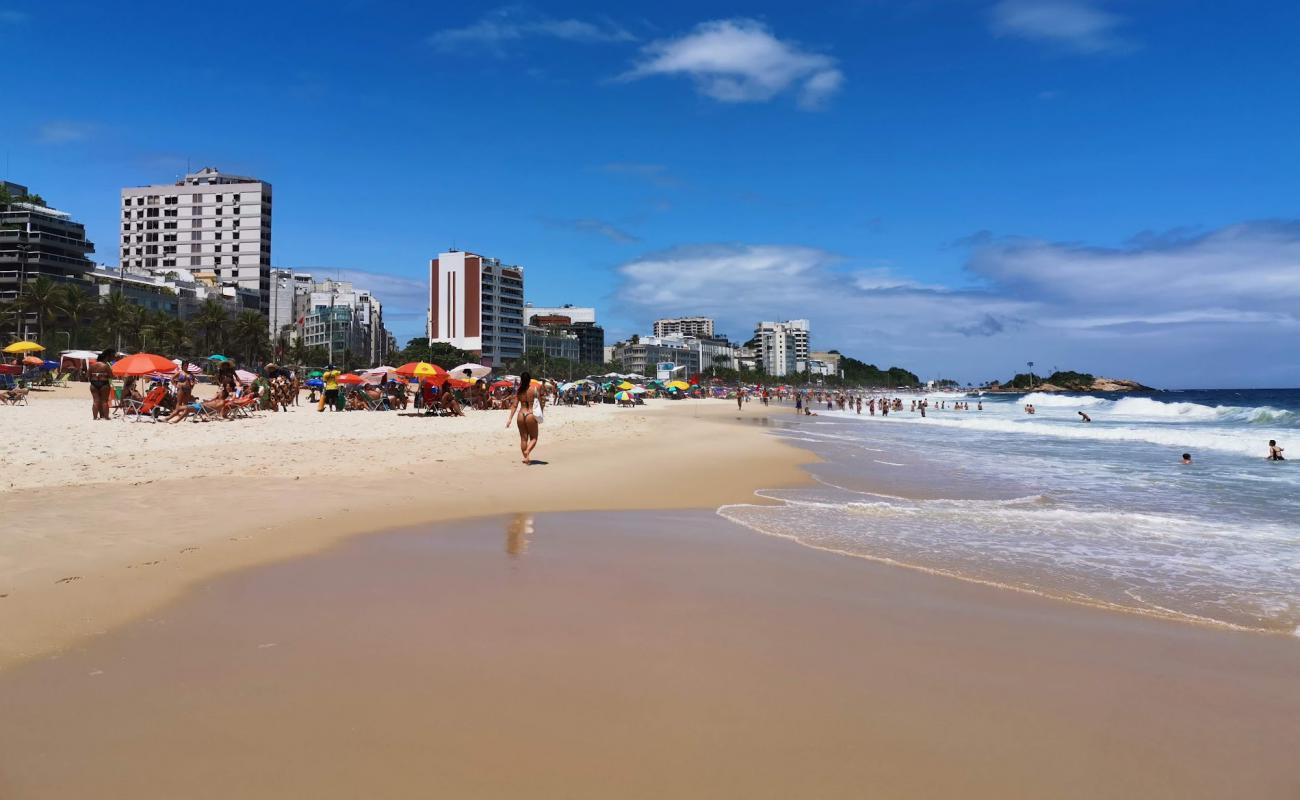 Фото Praia de Ipanema с золотистый песок поверхностью