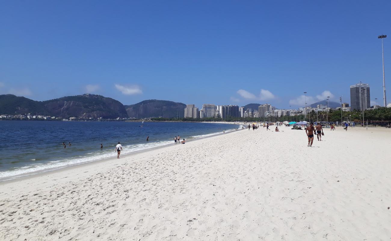 Фото Praia do Flamengo с золотистый песок поверхностью