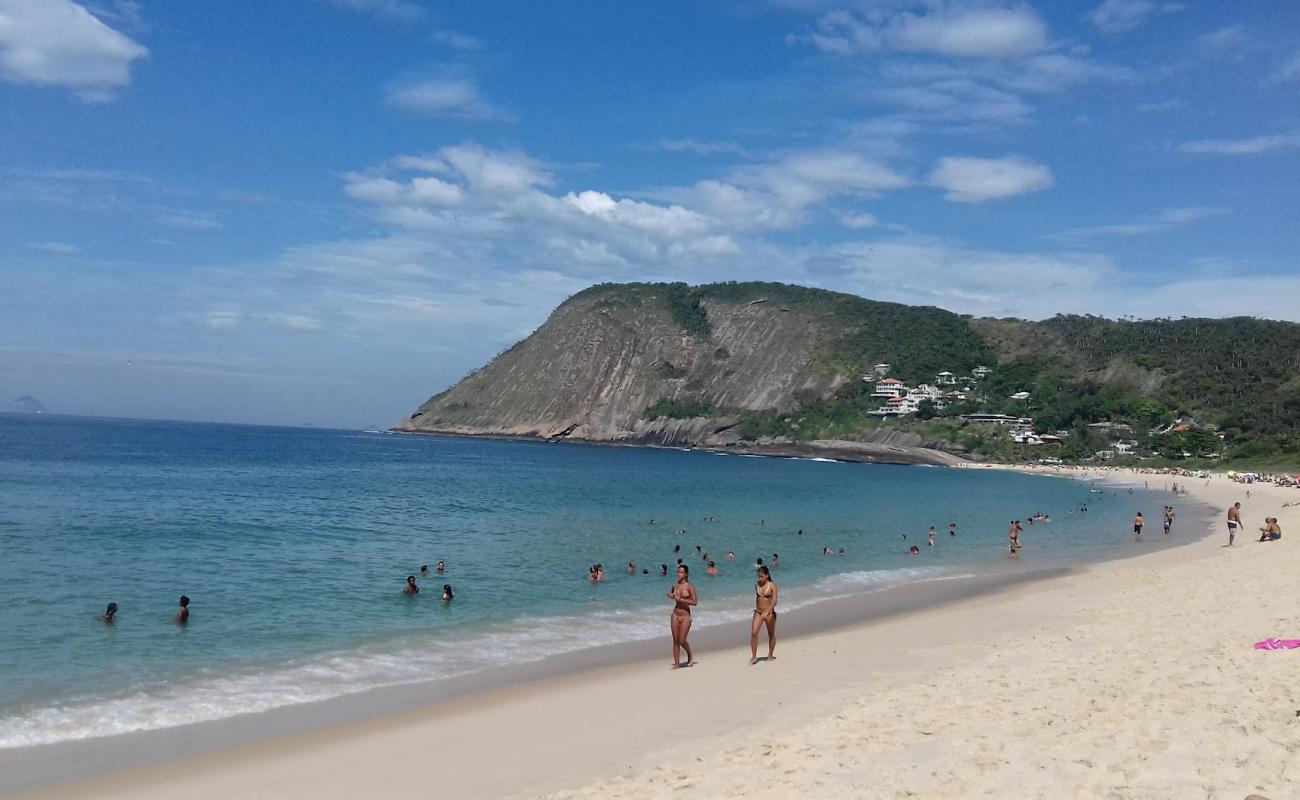 Фото Praia de Itacoatiara с золотистый песок поверхностью