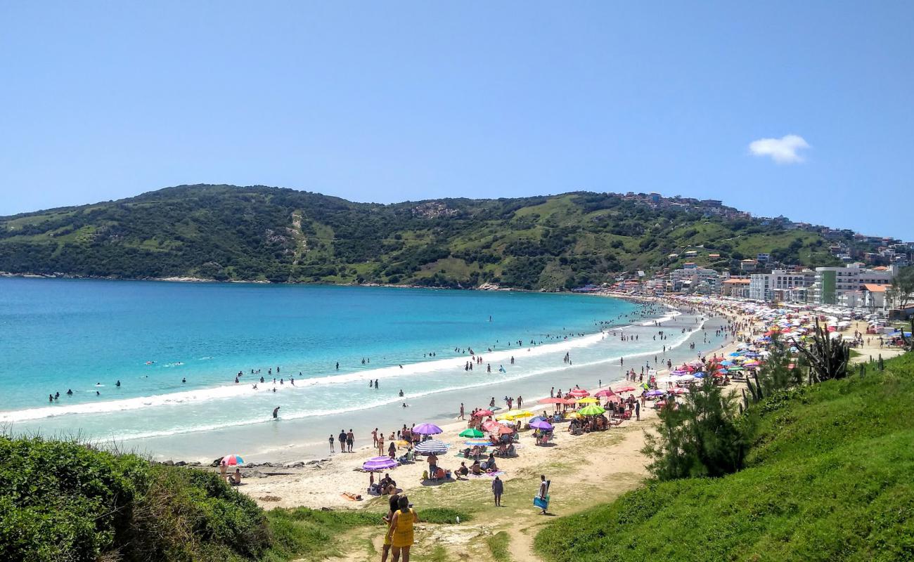 Фото Prainha de Arraial do Cabo с золотистый песок поверхностью