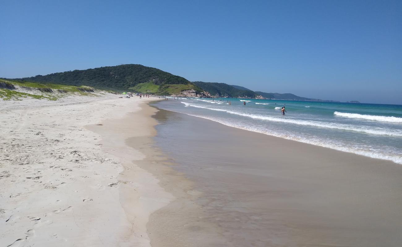 Фото Praia do Peró с золотистый песок поверхностью