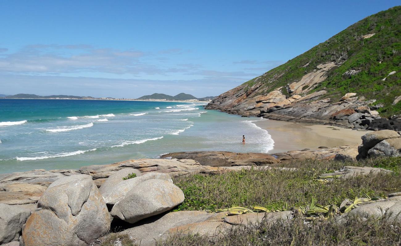 Фото Praia das Amendoeiras с светлый песок поверхностью