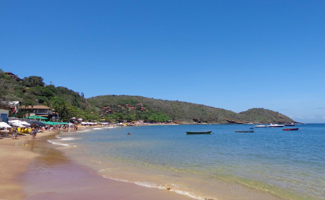 Фото Praia de Joao Fernandes с золотистый песок поверхностью