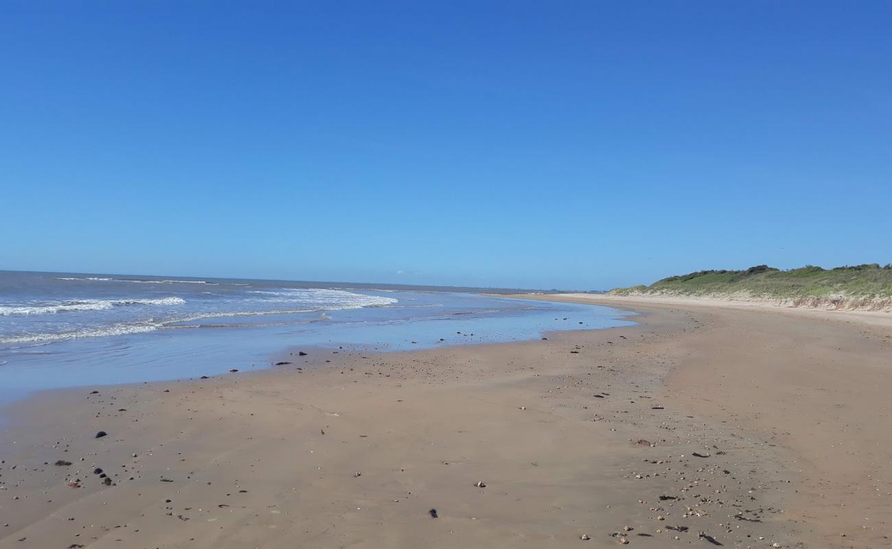 Фото Praia de Manguinhos с светлый песок поверхностью