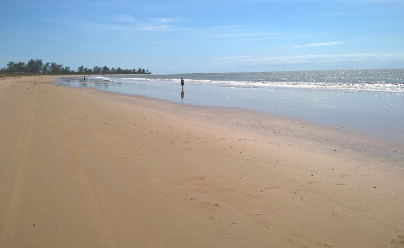 Фото Praia de Guriri с светлый песок поверхностью