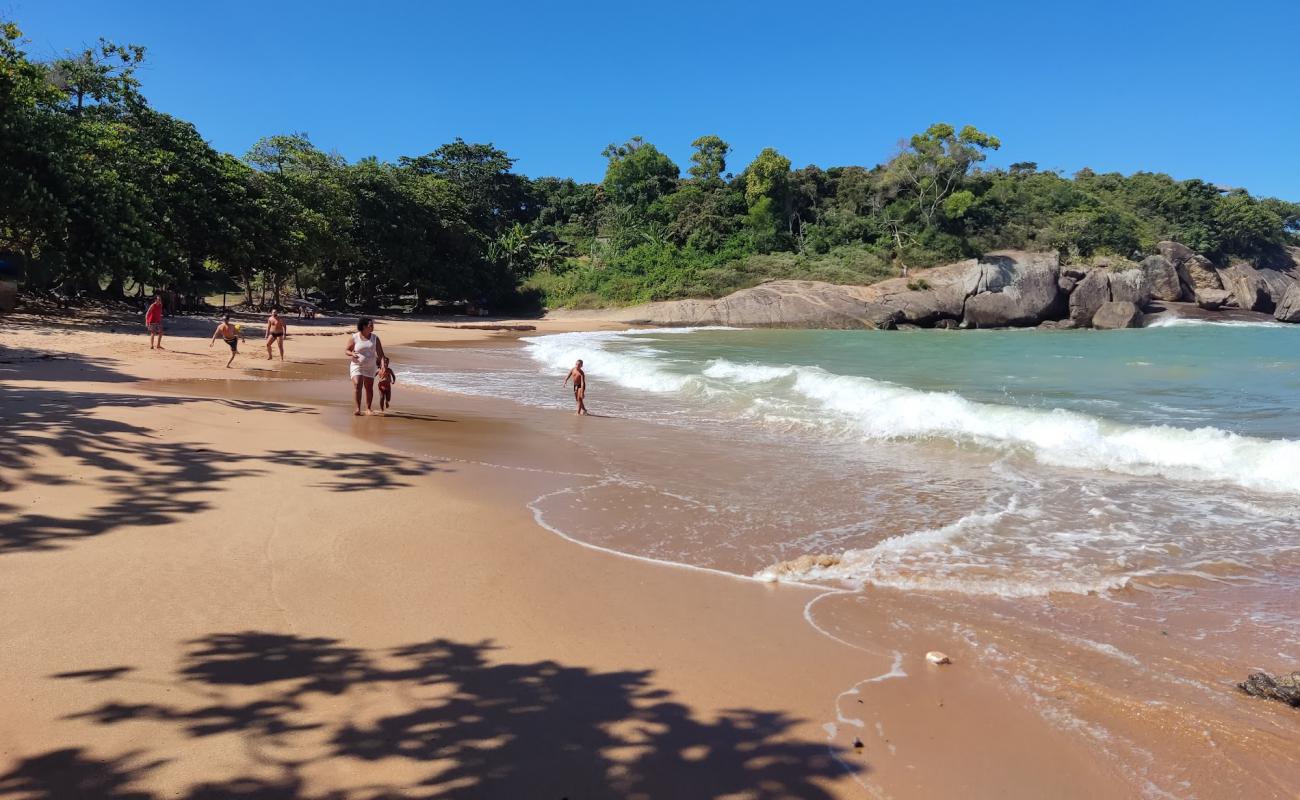 Фото Praia dos Padres с светлый песок поверхностью