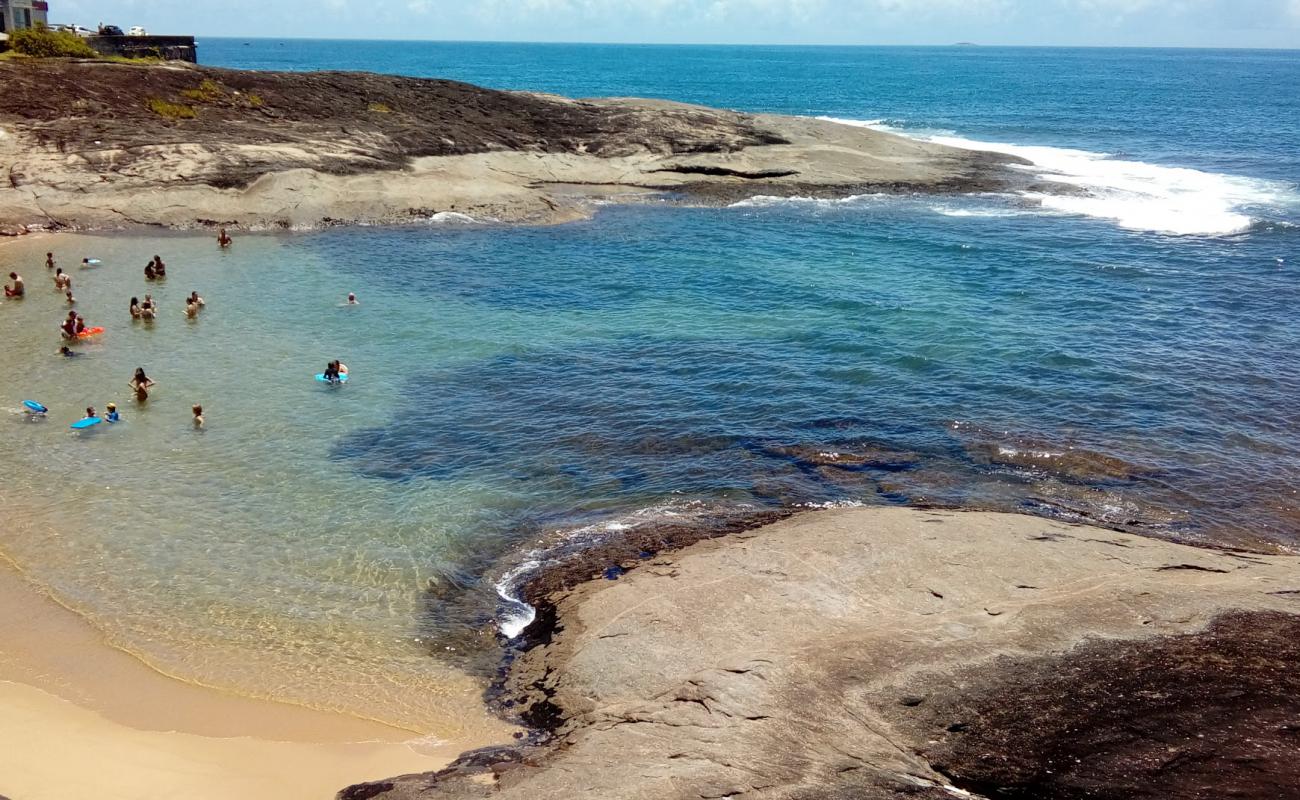 Фото Praia dos Namorados с светлый песок поверхностью