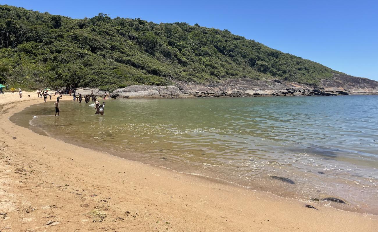 Фото Praia do Ermitão с светлый песок поверхностью