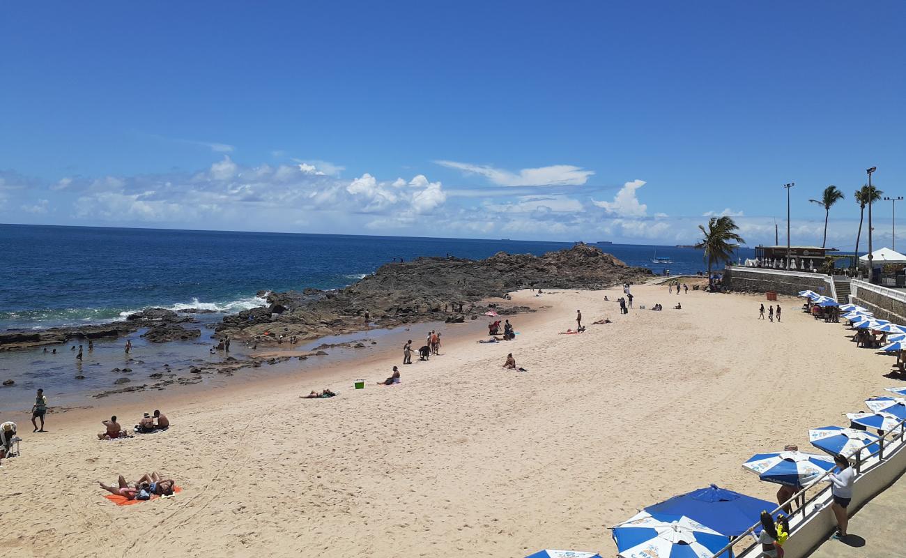 Фото Praia da Pituba с светлый песок поверхностью