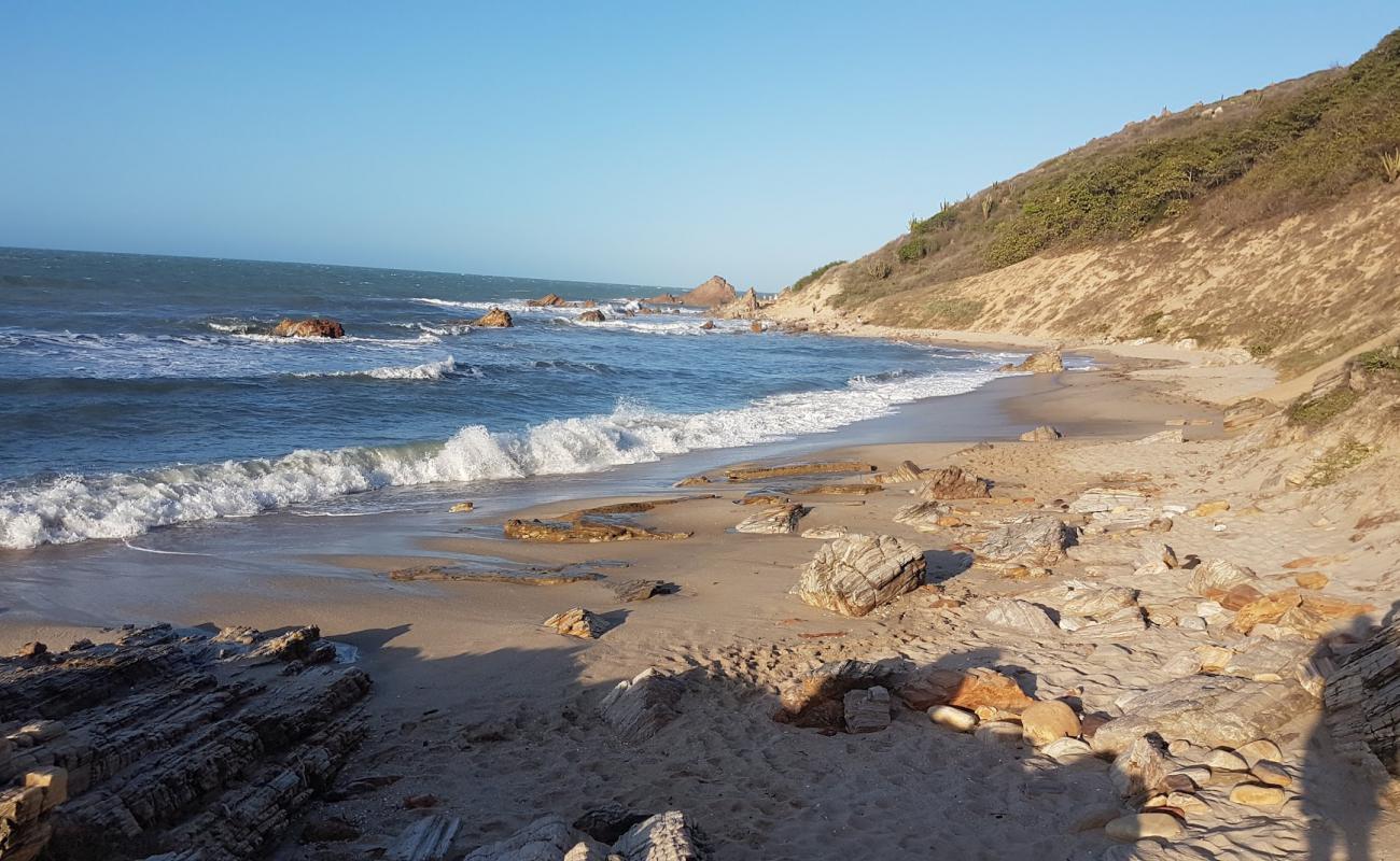 Фото Praia Da Vitoria с песок с камнями поверхностью