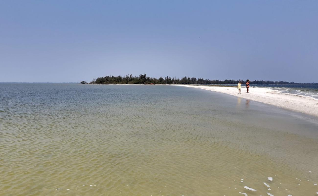 Фото Praia do Pneu с светлый песок поверхностью