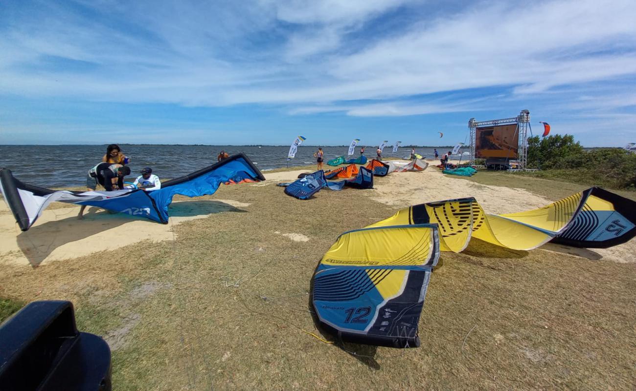 Фото Praia da Pontinha do Outeiro с светлый песок поверхностью