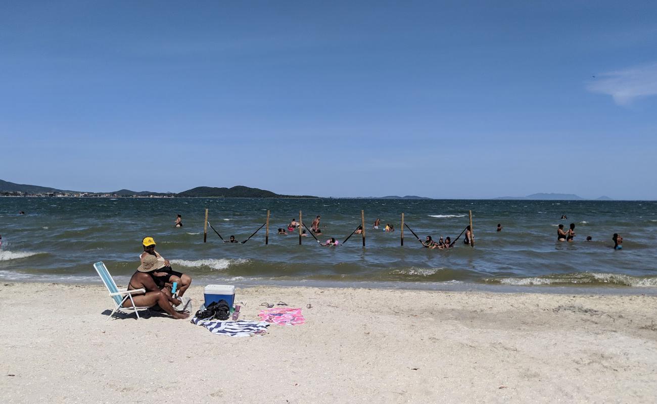 Фото Praia do Popeye с светлый песок поверхностью