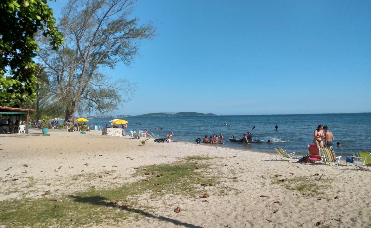 Фото Araruama Lagoon Beach с светлый песок поверхностью