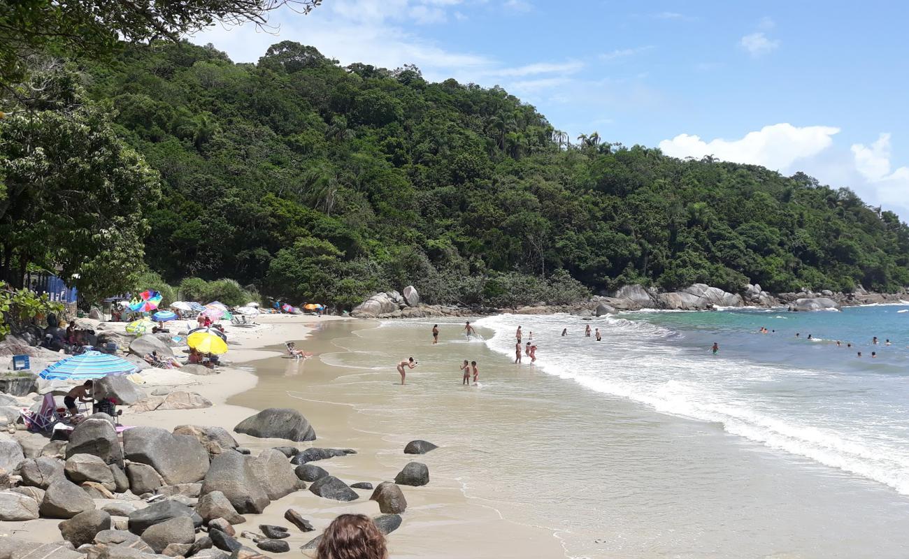 Фото Praia do Estaleiro с золотистый песок поверхностью