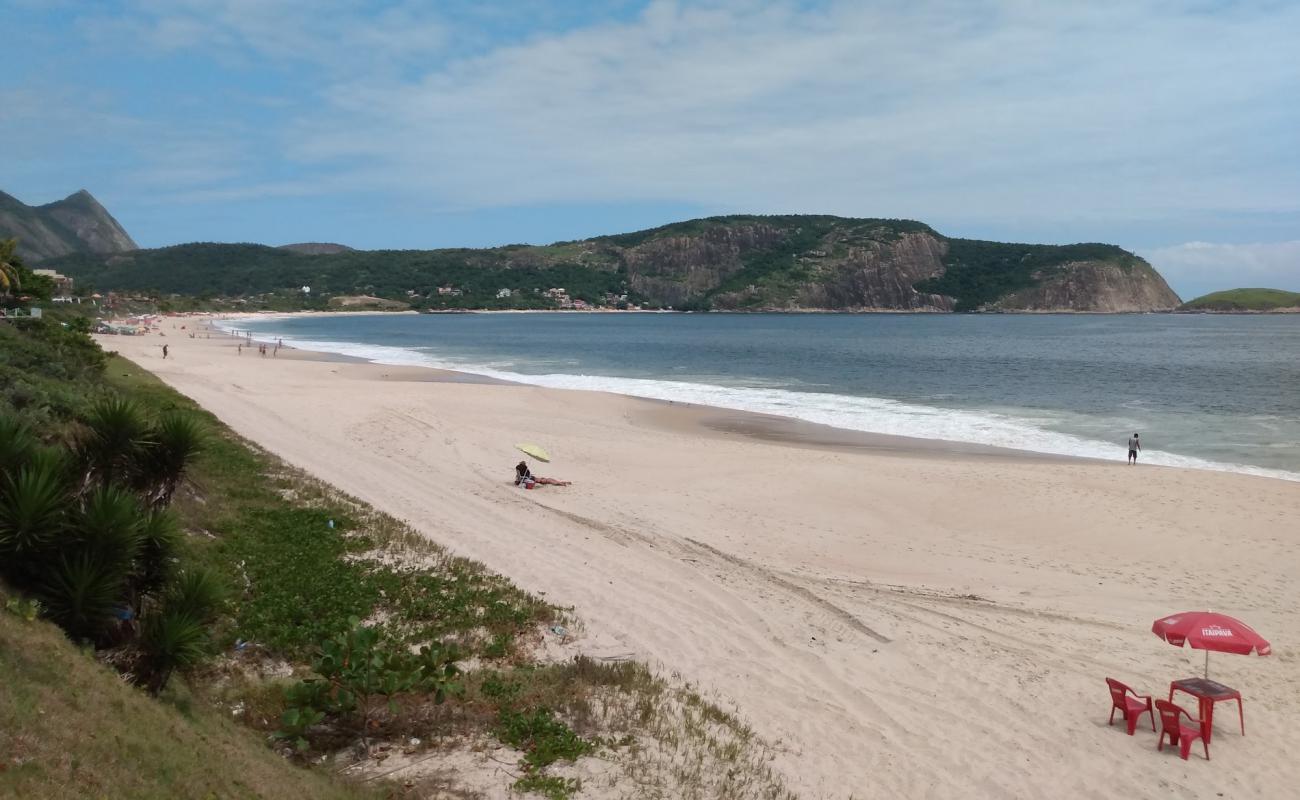 Фото Praia de Camboinhas с золотистый песок поверхностью