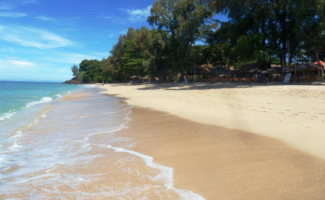 Фото Pra-Ae Beach с светлый песок поверхностью