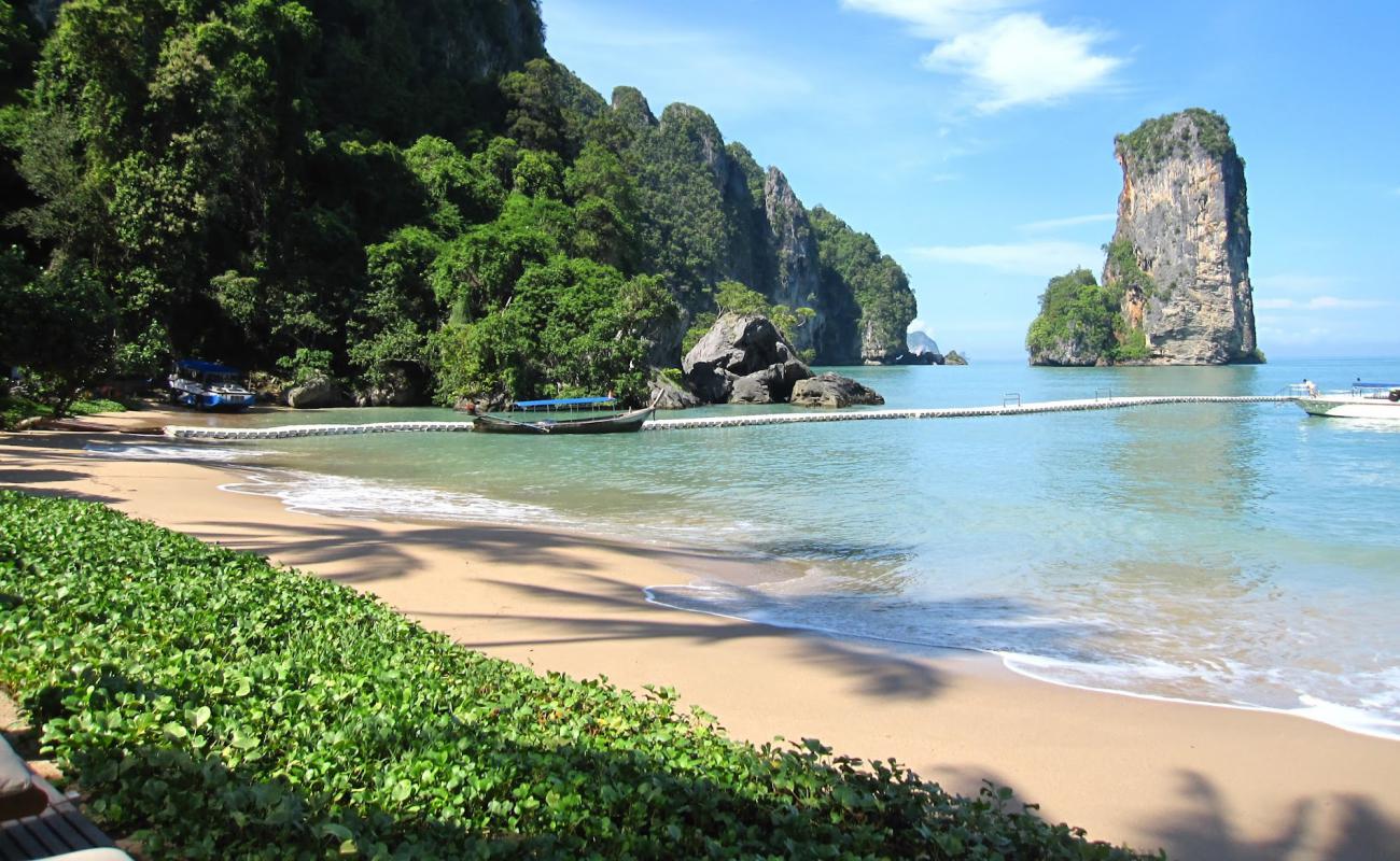 Фото Pai Plong Beach с золотистый песок поверхностью