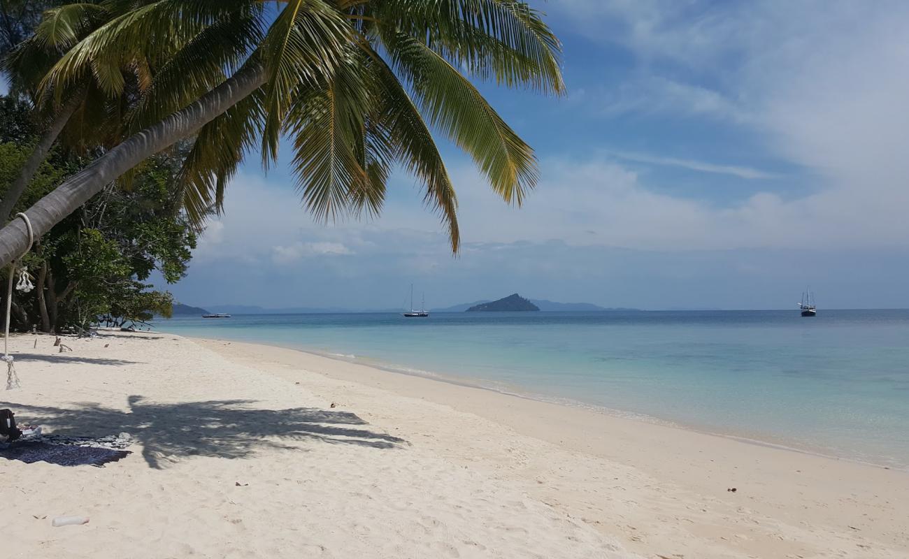 Фото Koh Bulon Le Beach с белый чистый песок поверхностью