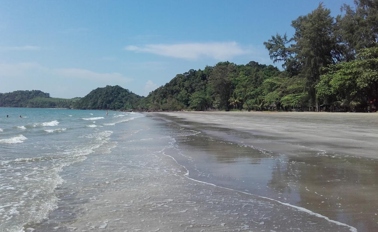 Фото Sukorn Beach с светлый песок поверхностью