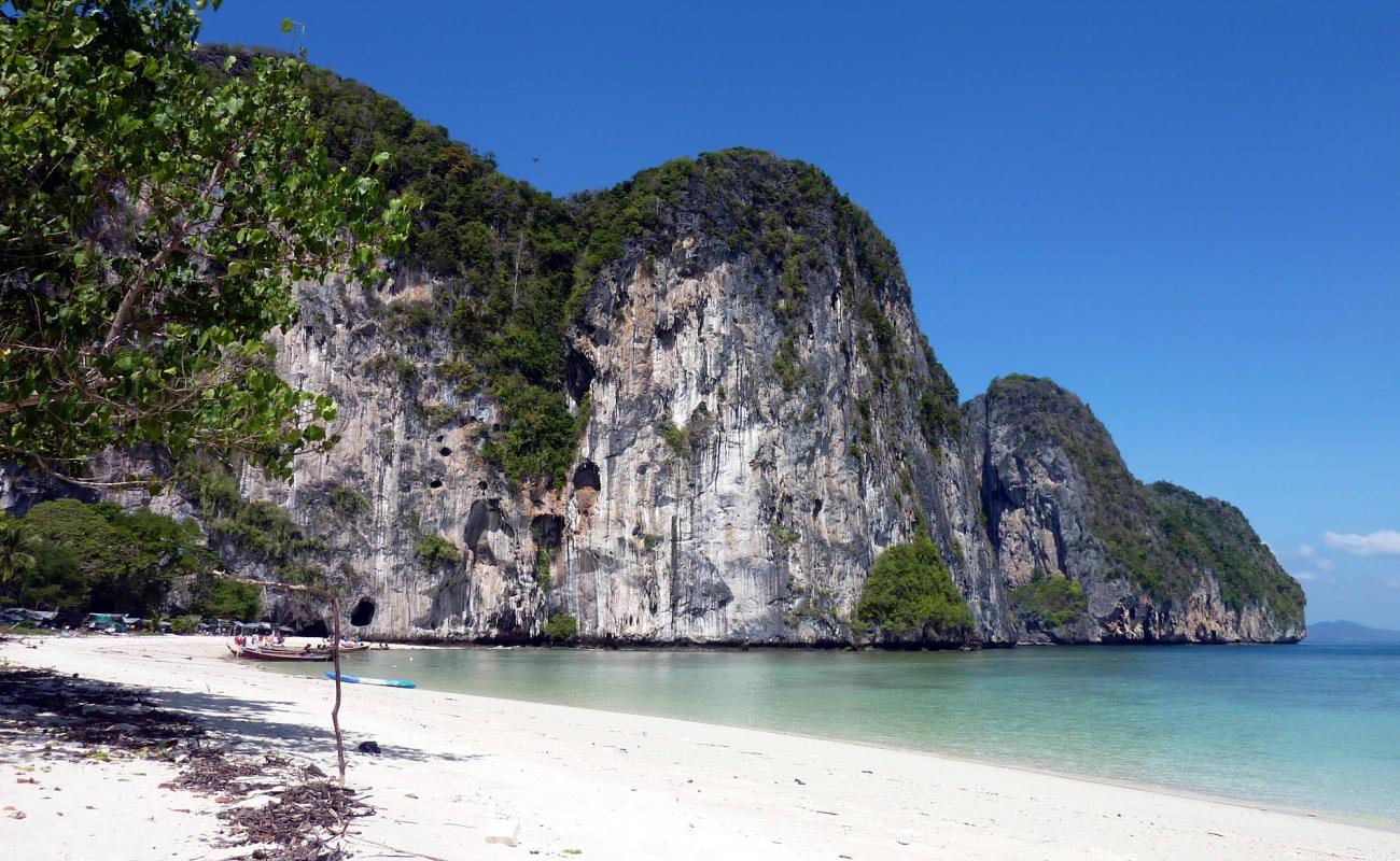 Фото Goh Liang Tai Beach с белый песок поверхностью