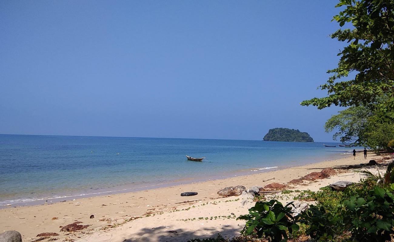 Фото LangKhao Beach с песок с камнями поверхностью