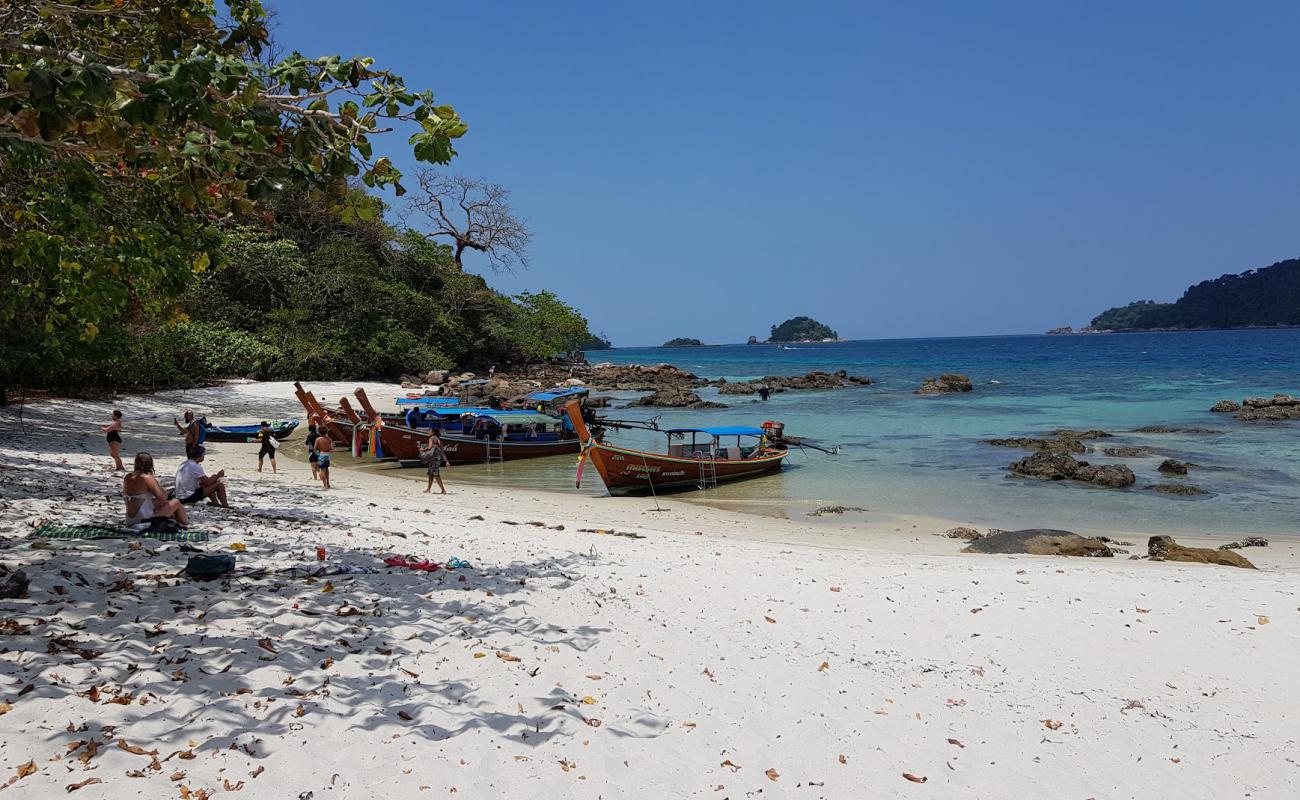 Фото Monkey Beach с белый чистый песок поверхностью