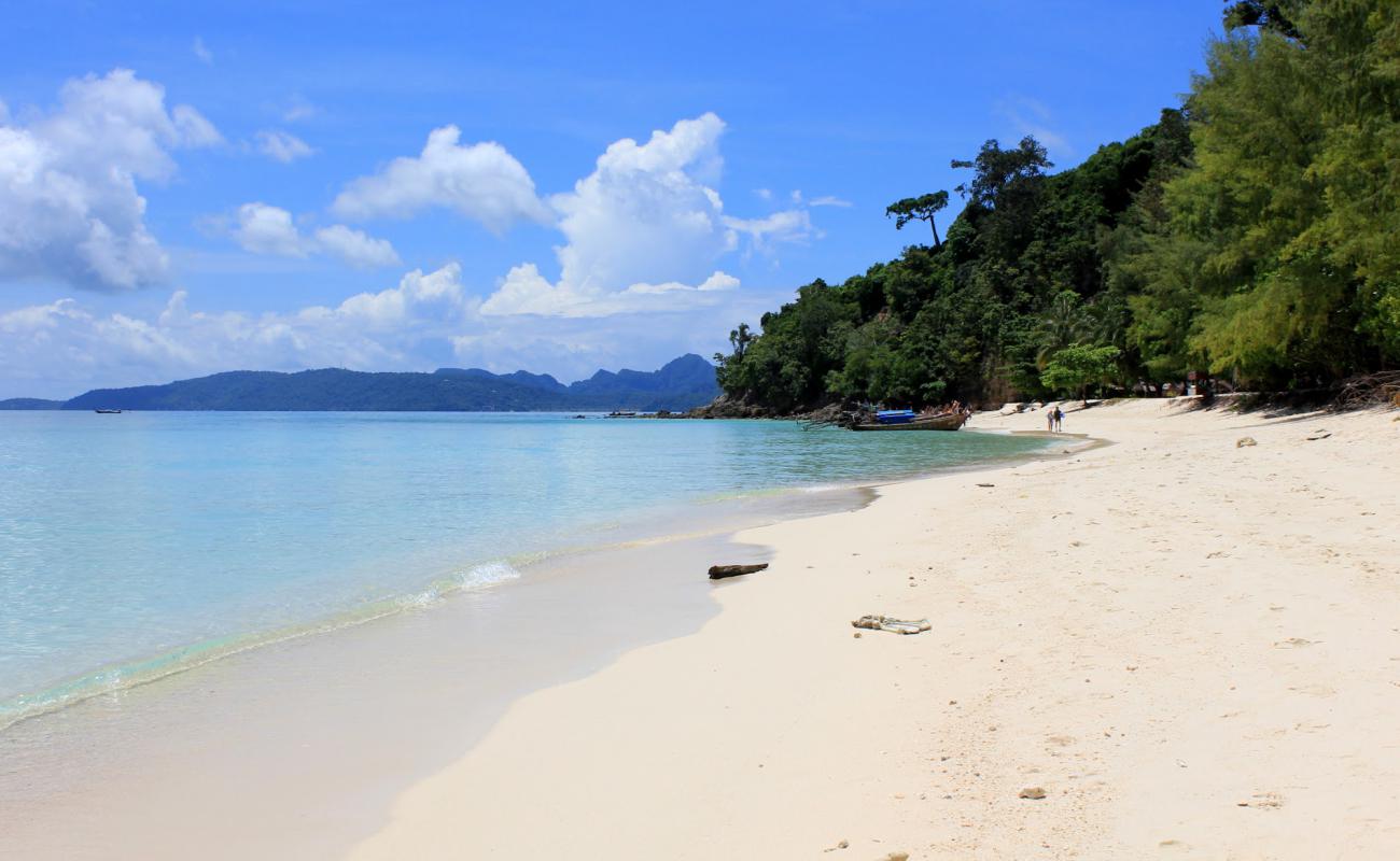 Фото Bamboo Beach с белый чистый песок поверхностью