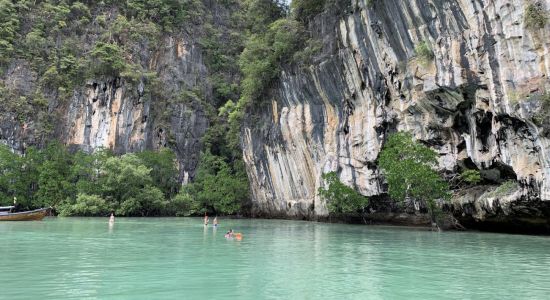 Lagoon of Hong island