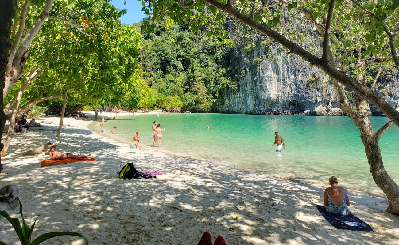 Фото Koh Hong Beach с белый чистый песок поверхностью