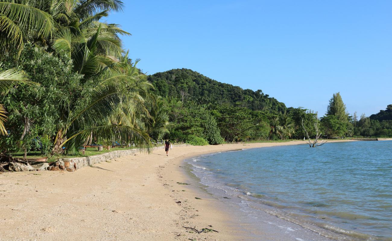 Фото Tha Khao Beach с светлый песок поверхностью