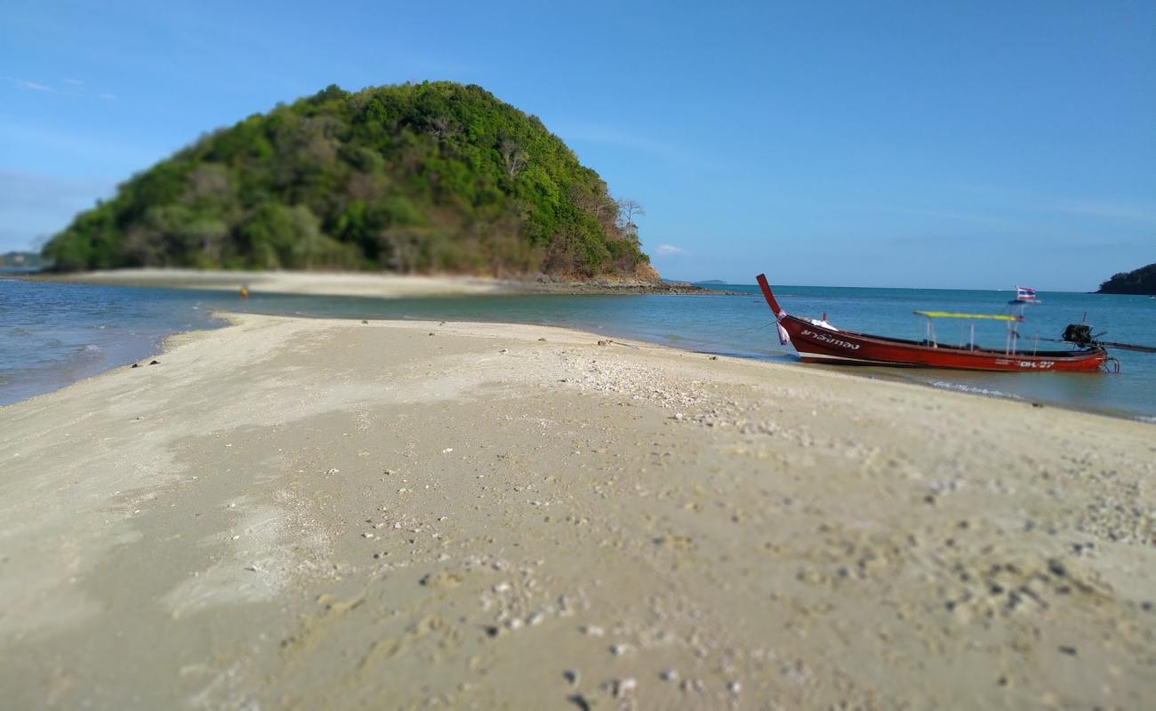 Фото Ko Thanan Beach с светлый песок поверхностью