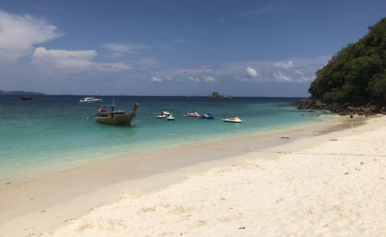 Фото Naka Noi Island Beach с светлый песок поверхностью