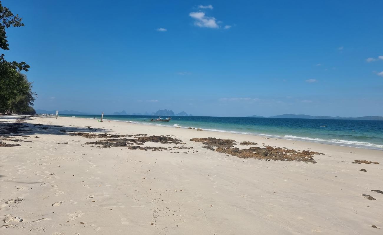 Фото Ko Naka Yai Beach с светлый песок поверхностью